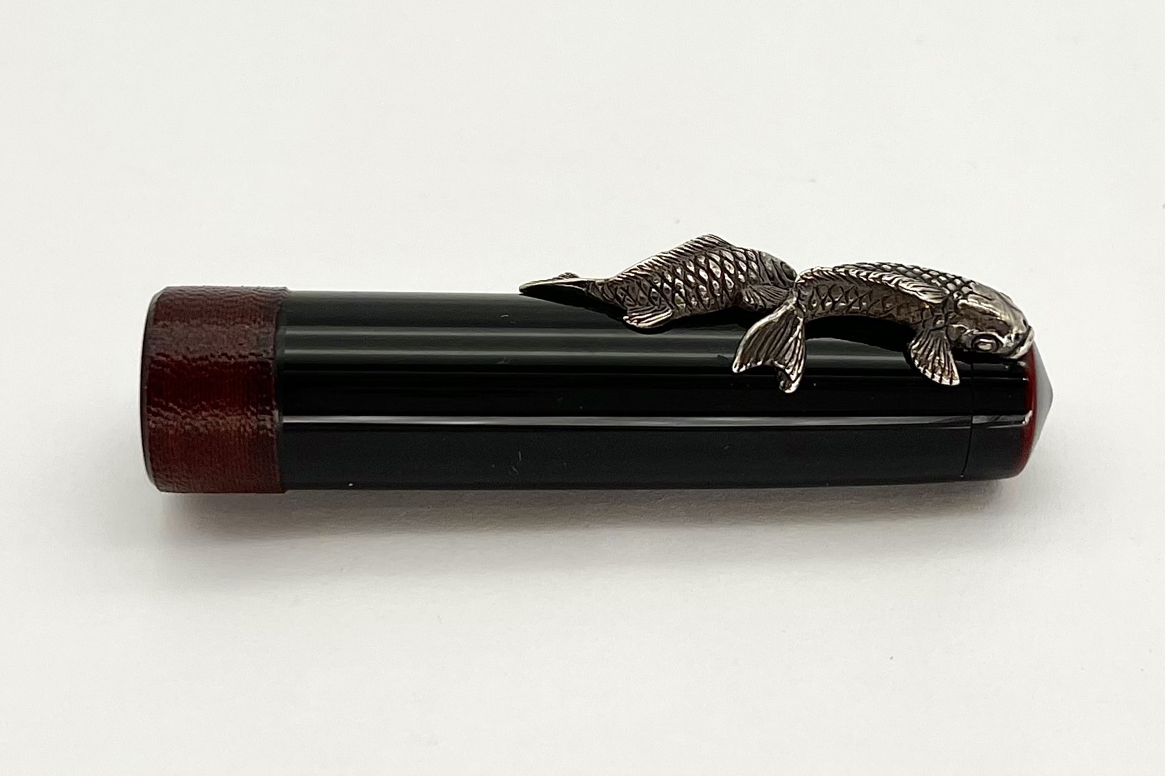 NakayaPiccoloLongWriterKuroTamenuriStringRolledModelFountainPenwithSilverCarpKoiStopper_K